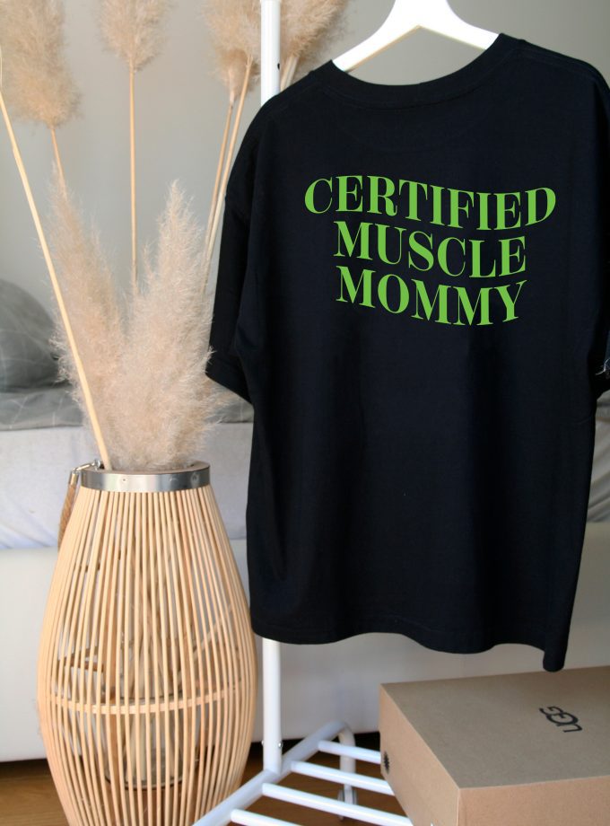 "Certified muscle mommy" oversized majica